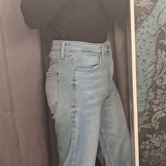 Women's Guess Skinny Straight Leg Los Angeles Light-Wash Jeans - Picture 6 of 6